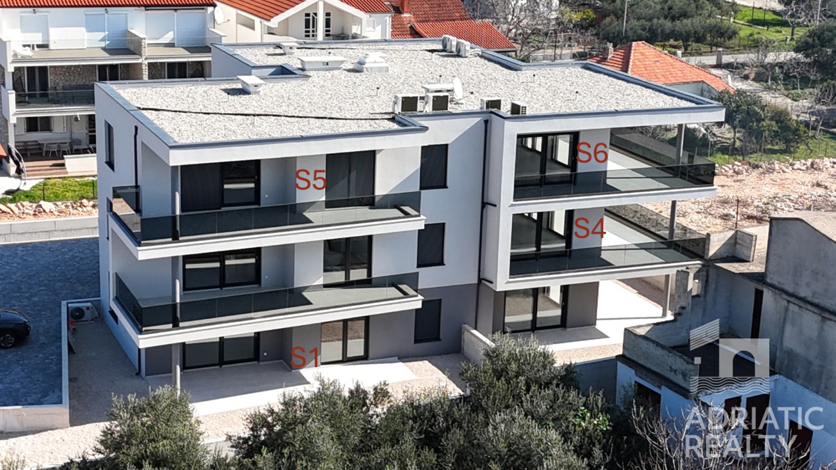 Tribunj, prostoren dvosobni stan v pritličju s svojim vrtom 121,55 m2