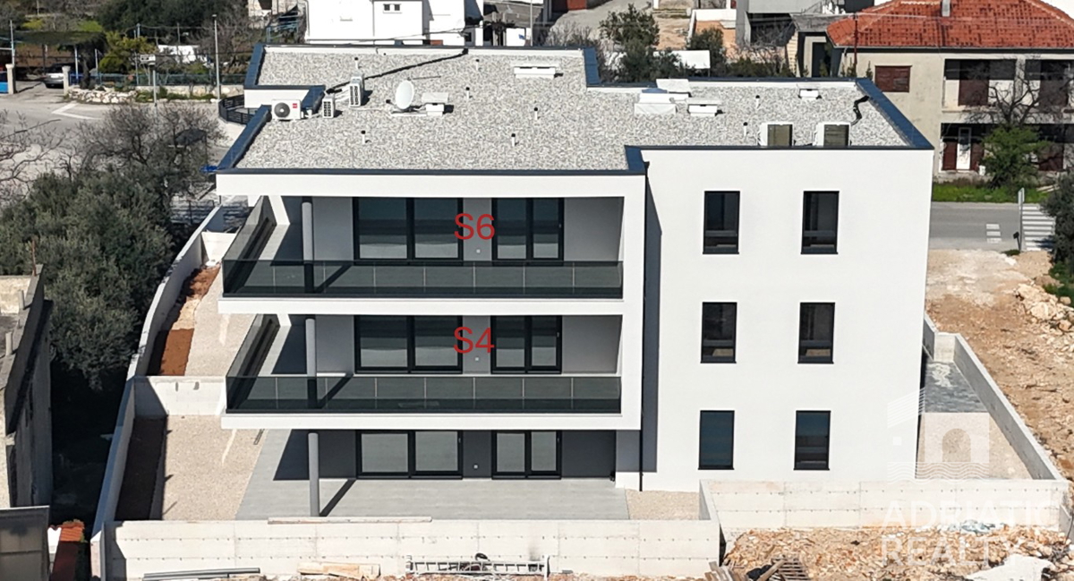 Tribunj, prostoren dvosobni stan v pritličju s svojim vrtom 121,55 m2