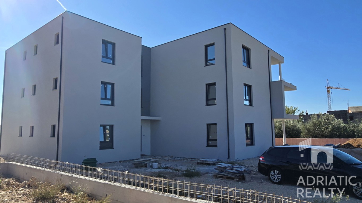 Tribunj, prostoren dvosobni stan v pritličju s svojim vrtom 121,55 m2