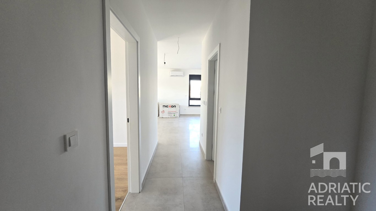 Tribunj, prostoren dvosobni stan v pritličju s svojim vrtom 121,55 m2