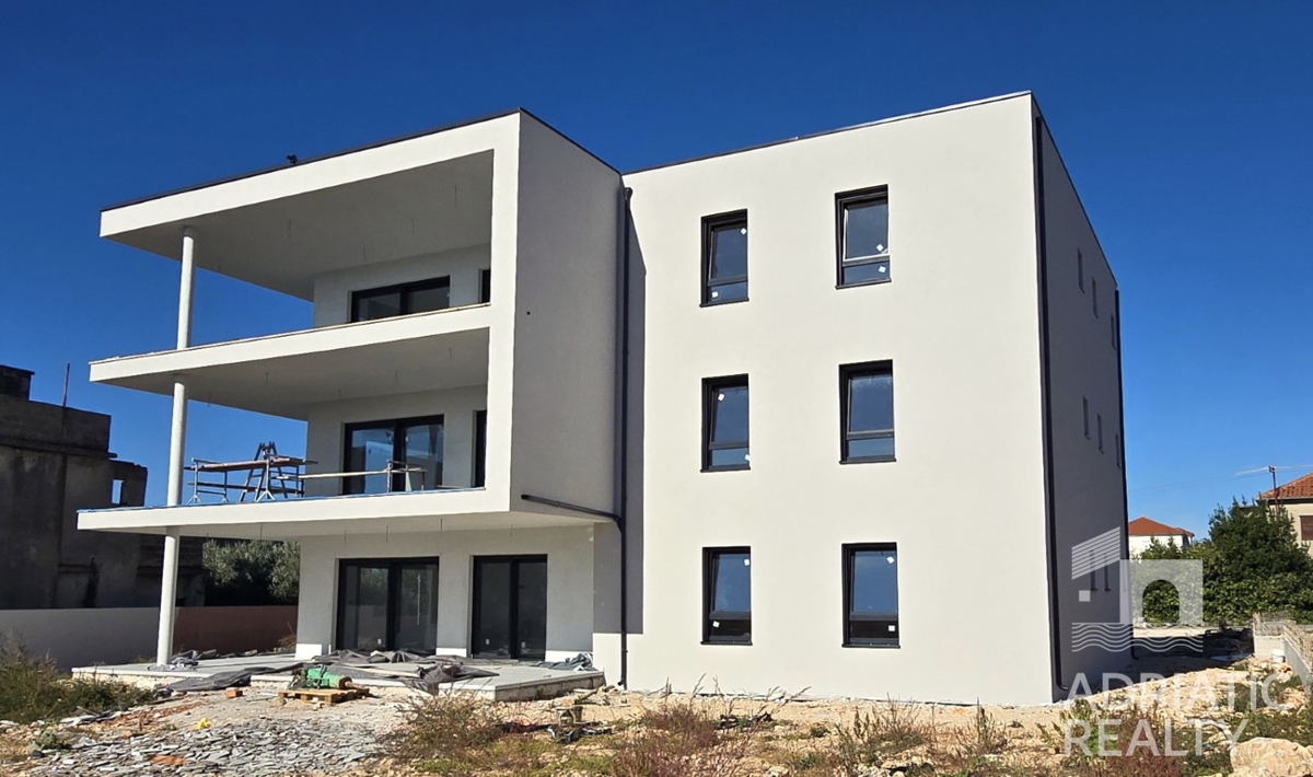 Tribunj, prostoren dvosobni stan v pritličju s svojim vrtom 121,55 m2