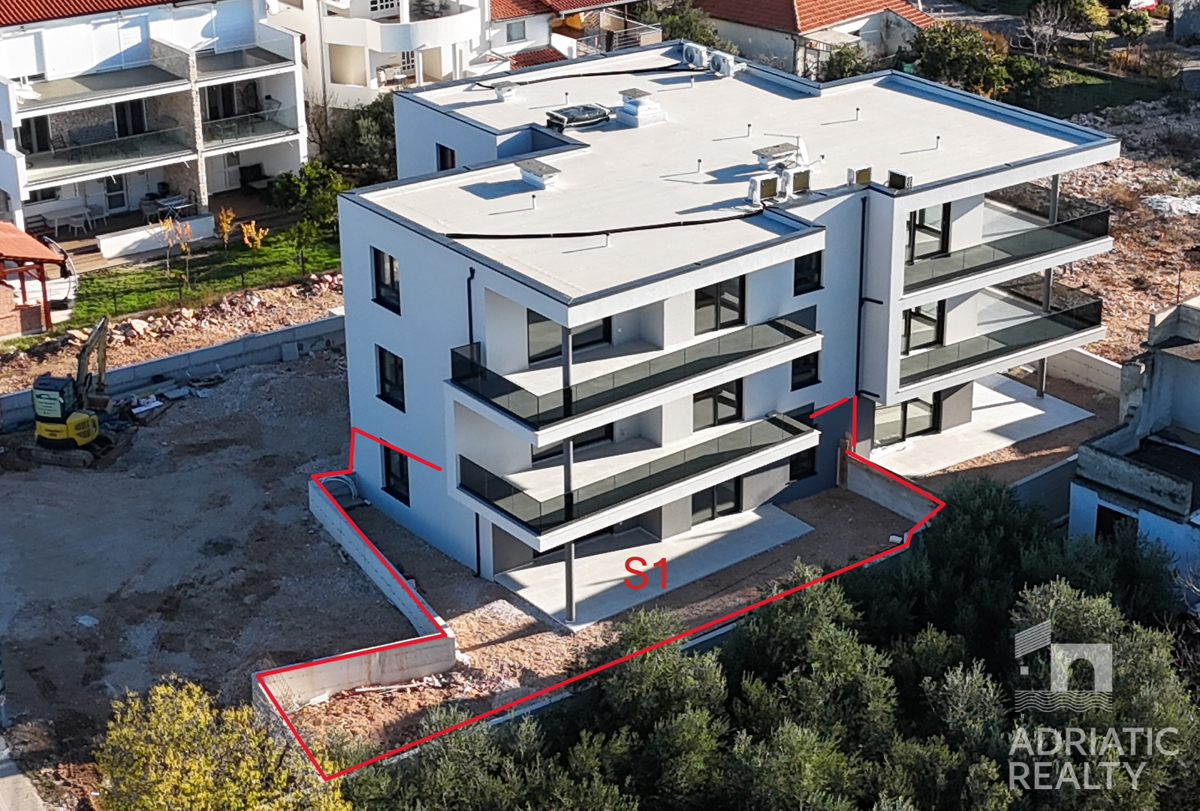 Tribunj, prostoren dvosobni stan v pritličju s svojim vrtom 121,55 m2