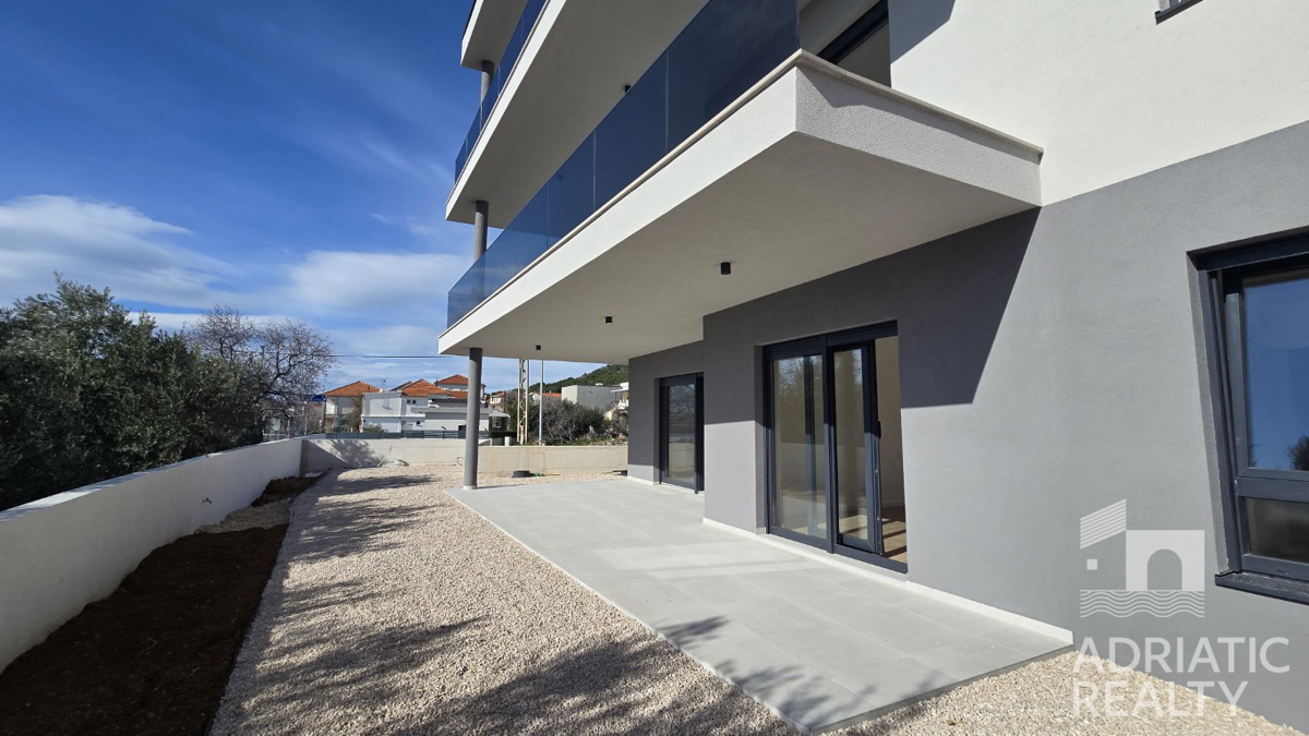 Tribunj, prostoren dvosobni stan v pritličju s svojim vrtom 121,55 m2