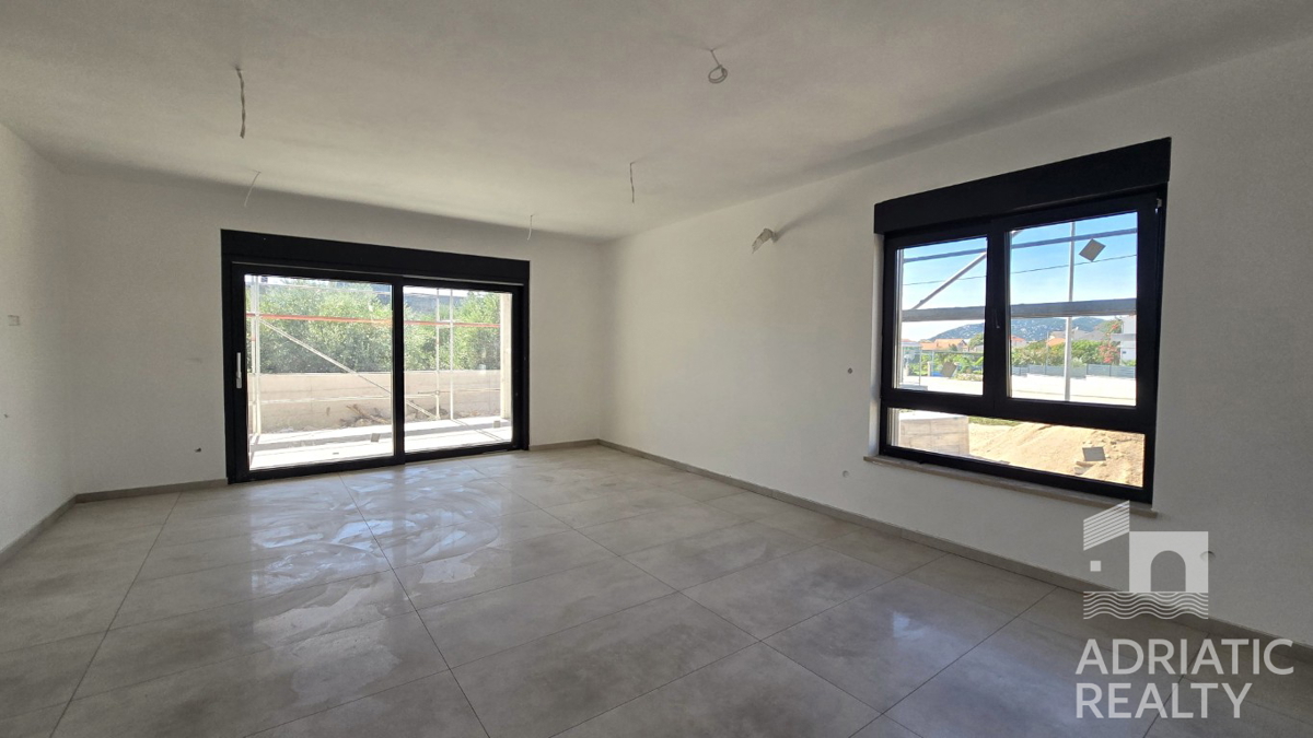 Tribunj, prostoren dvosobni stan v pritličju s svojim vrtom 121,55 m2