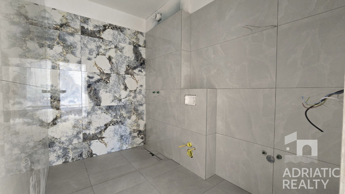 Tribunj, prostoren dvosobni stan v pritličju s svojim vrtom 121,55 m2