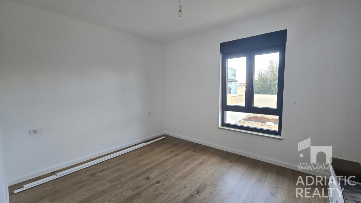 Tribunj, prostoren dvosobni stan v pritličju s svojim vrtom 121,55 m2