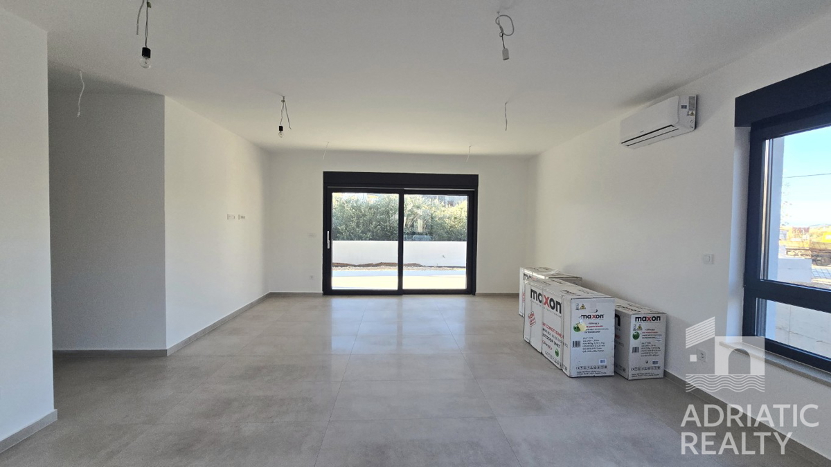 Tribunj, prostoren dvosobni stan v pritličju s svojim vrtom 121,55 m2