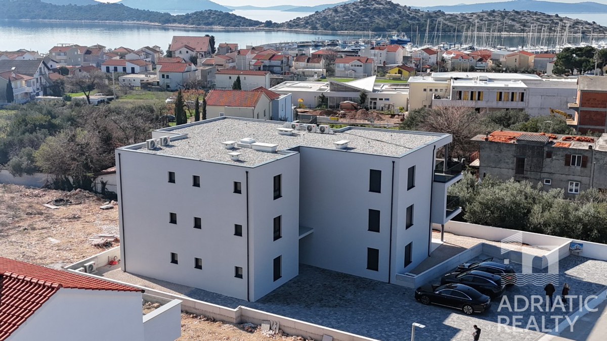 Tribunj, prostoren dvosobni stan v pritličju s svojim vrtom 121,55 m2