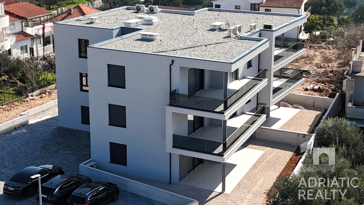 Tribunj, prostoren dvosobni stan v pritličju s svojim vrtom 121,55 m2