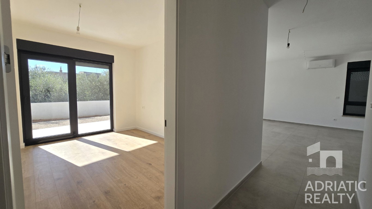 Tribunj, prostoren dvosobni stan v pritličju s svojim vrtom 121,55 m2