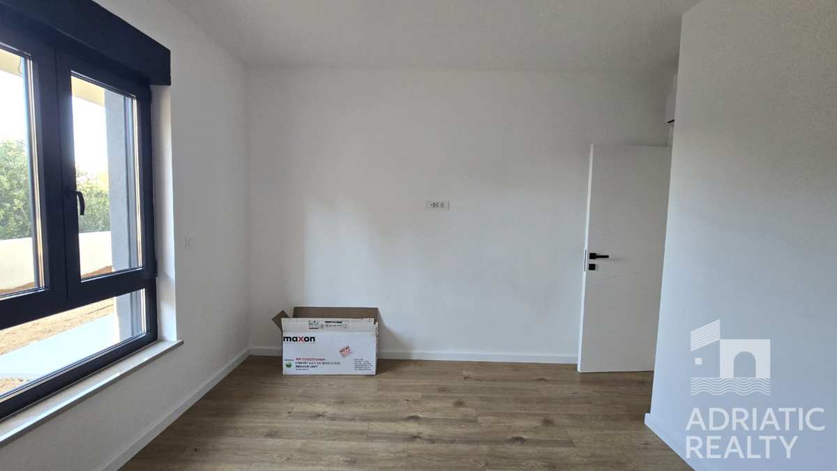 Tribunj, prostoren dvosobni stan v pritličju s svojim vrtom 121,55 m2