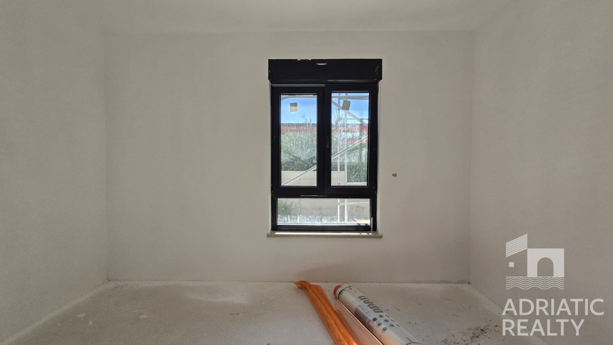 Tribunj, prostoren dvosobni stan v pritličju s svojim vrtom 121,55 m2