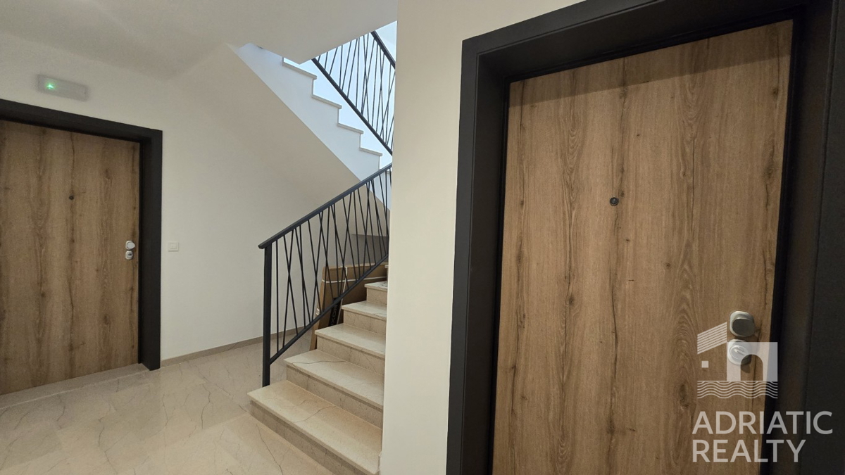 Tribunj, prostoren dvosobni stan v pritličju s svojim vrtom 121,55 m2