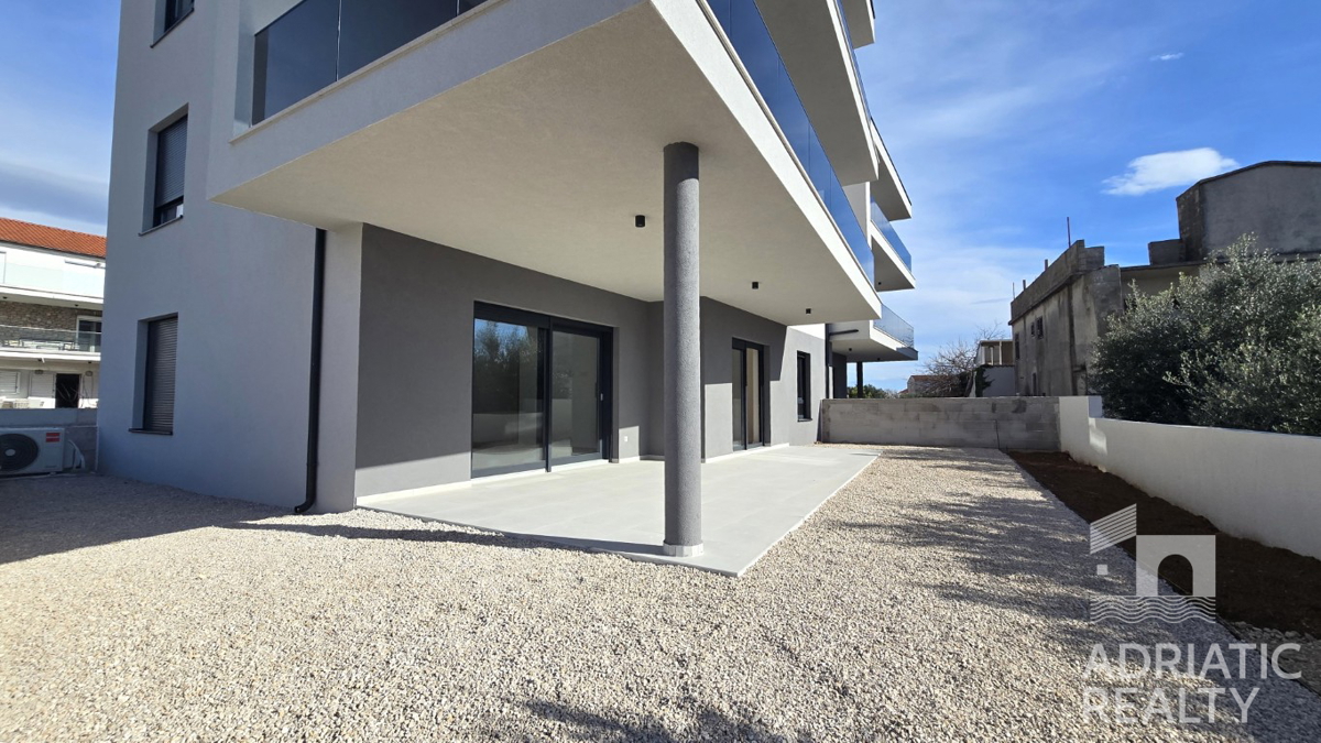 Tribunj, prostoren dvosobni stan v pritličju s svojim vrtom 121,55 m2