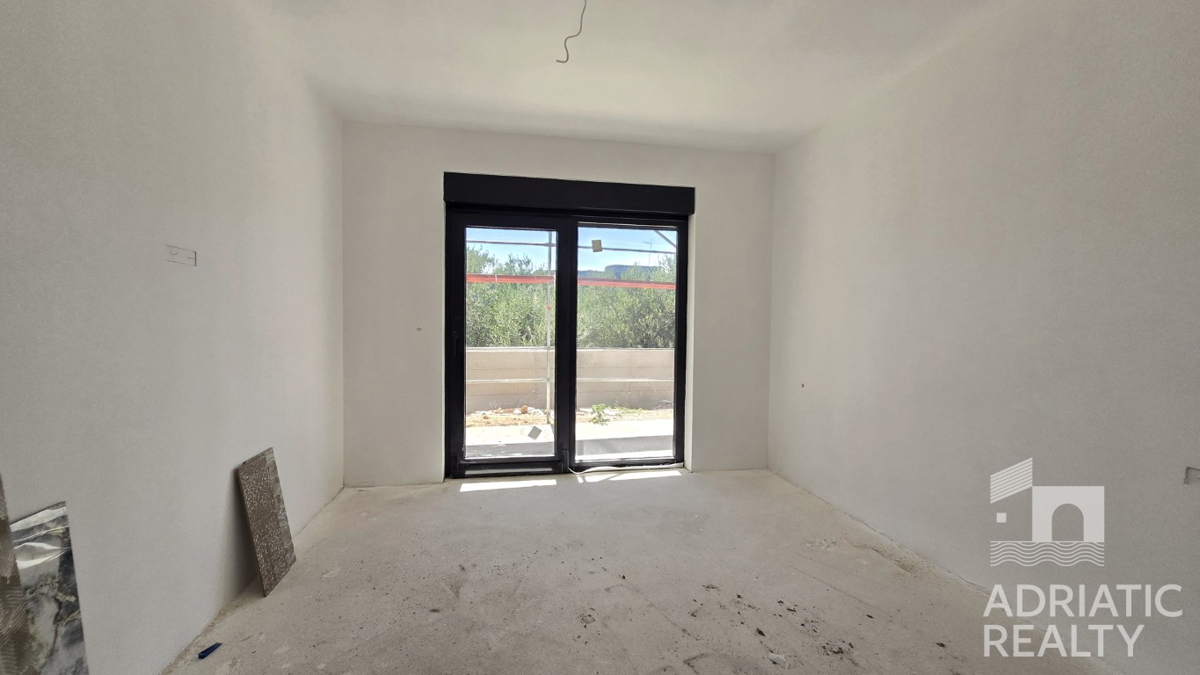 Tribunj, prostoren dvosobni stan v pritličju s svojim vrtom 121,55 m2