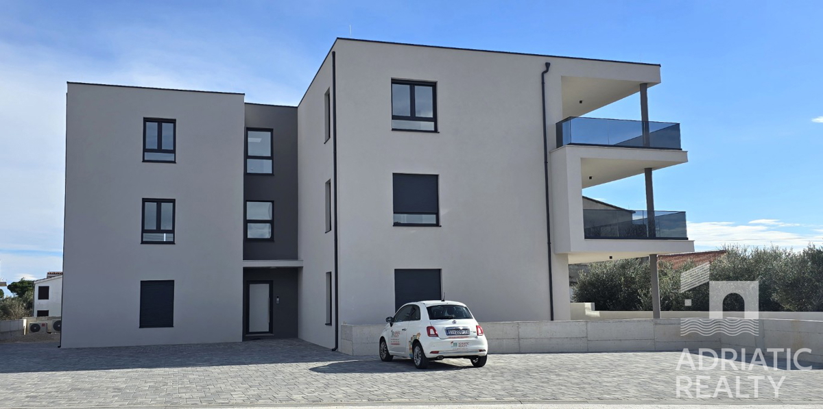 Tribunj, prostoren dvosobni stan v pritličju s svojim vrtom 121,55 m2