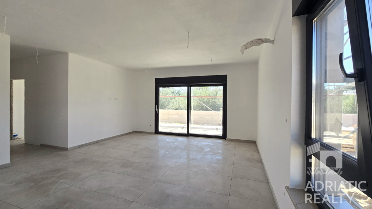 Tribunj, prostoren dvosobni stan v pritličju s svojim vrtom 121,55 m2