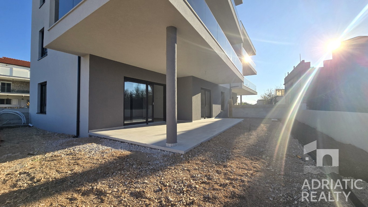 Tribunj, prostoren dvosobni stan v pritličju s svojim vrtom 121,55 m2