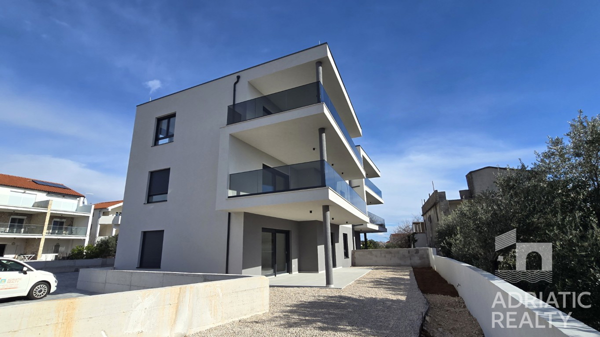 Tribunj, prostoren dvosobni stan v pritličju s svojim vrtom 121,55 m2