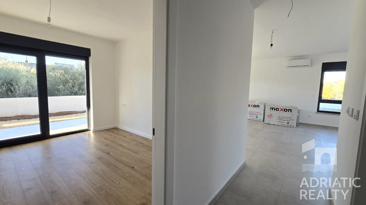 Tribunj, prostoren dvosobni stan v pritličju s svojim vrtom 121,55 m2