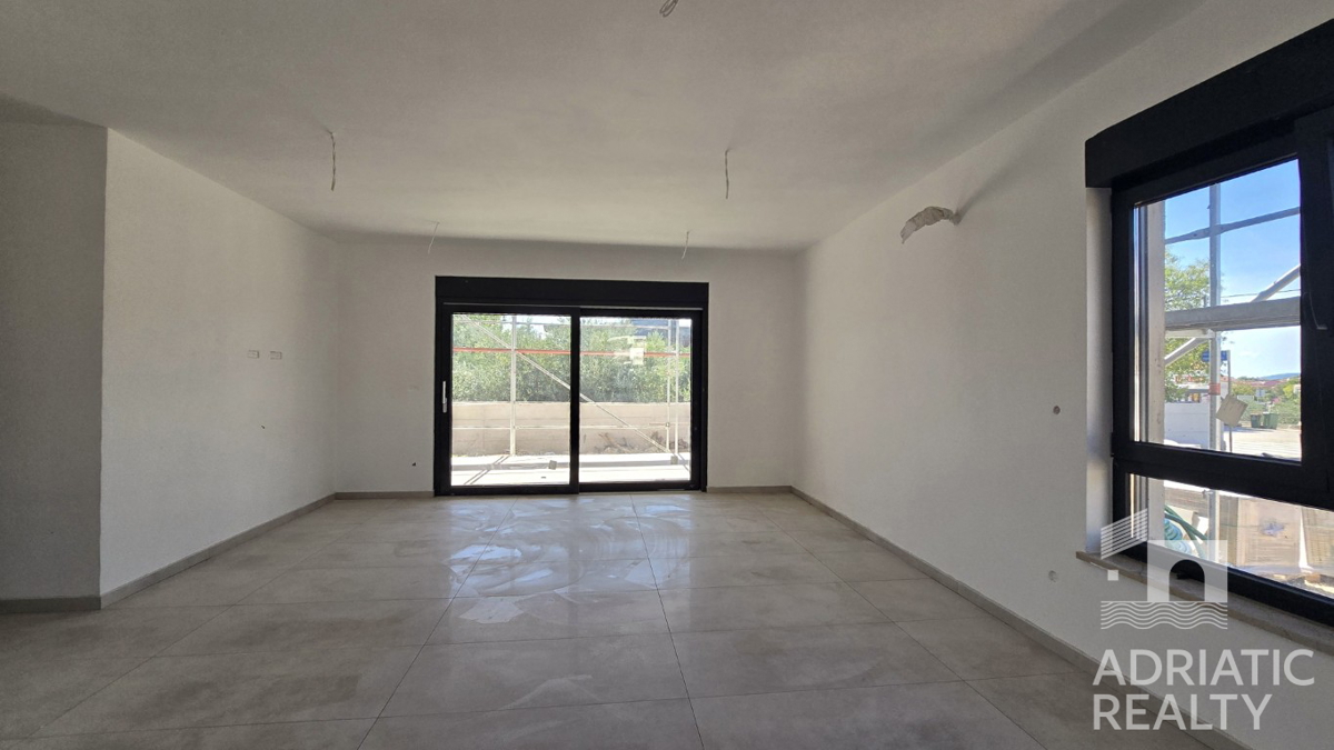 Tribunj, prostoren dvosobni stan v pritličju s svojim vrtom 121,55 m2