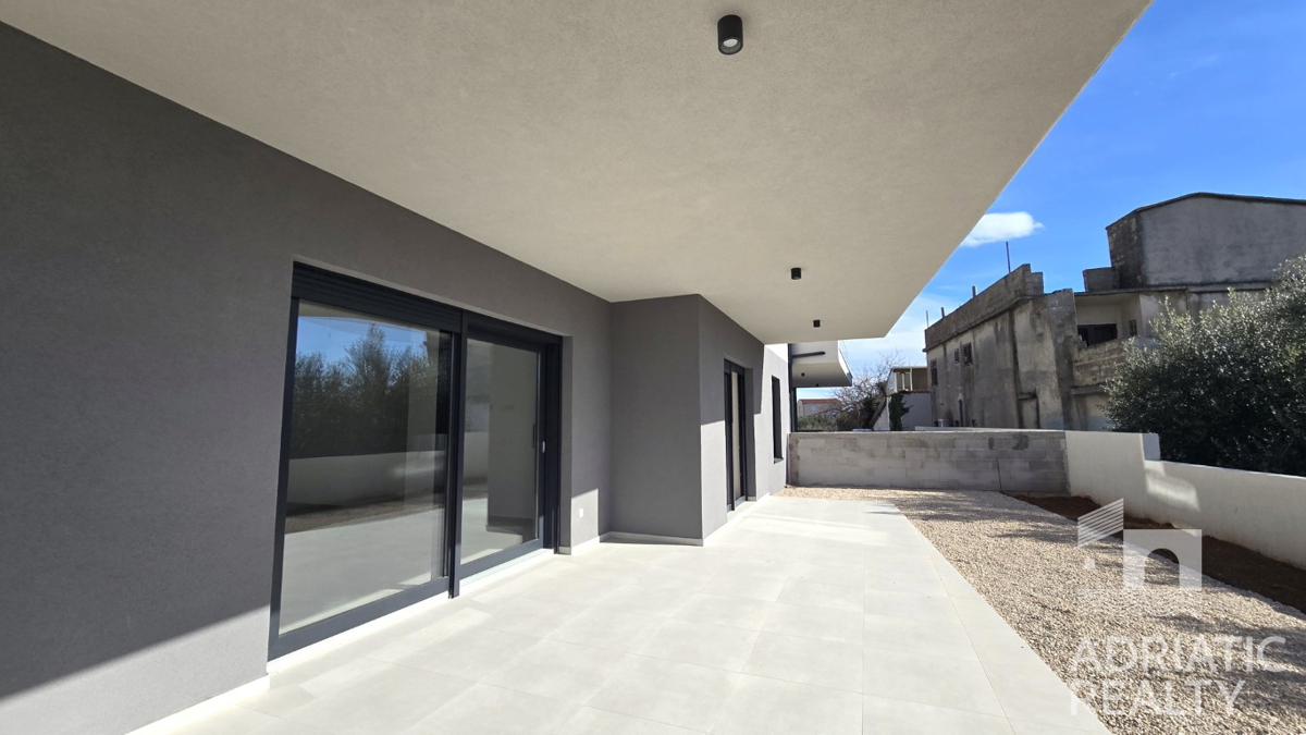 Tribunj, prostoren dvosobni stan v pritličju s svojim vrtom 121,55 m2