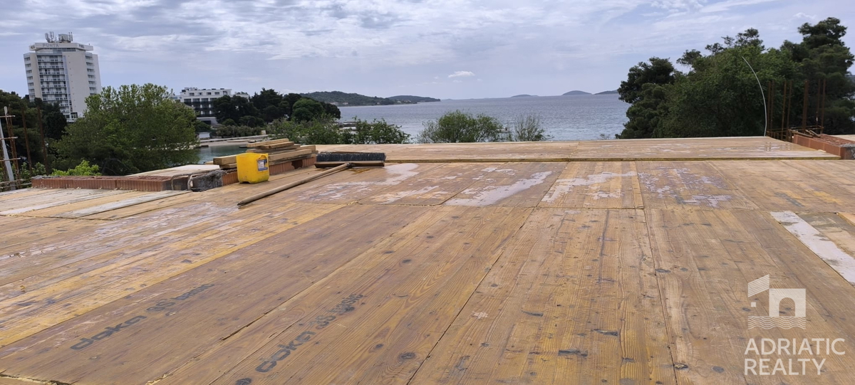 Vodice, luksuzni trisobni apartma v pritličju z vrtom, 70 m od morja