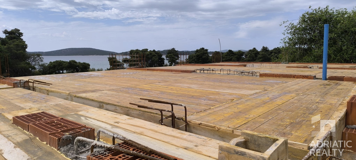 Vodice, luksuzni trisobni apartma v pritličju z vrtom, 70 m od morja