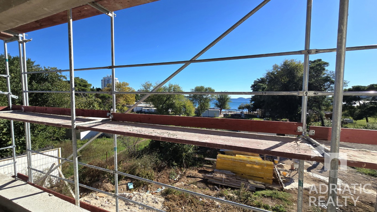 Vodice, luksuzni trisobni apartma v pritličju z vrtom, 70 m od morja