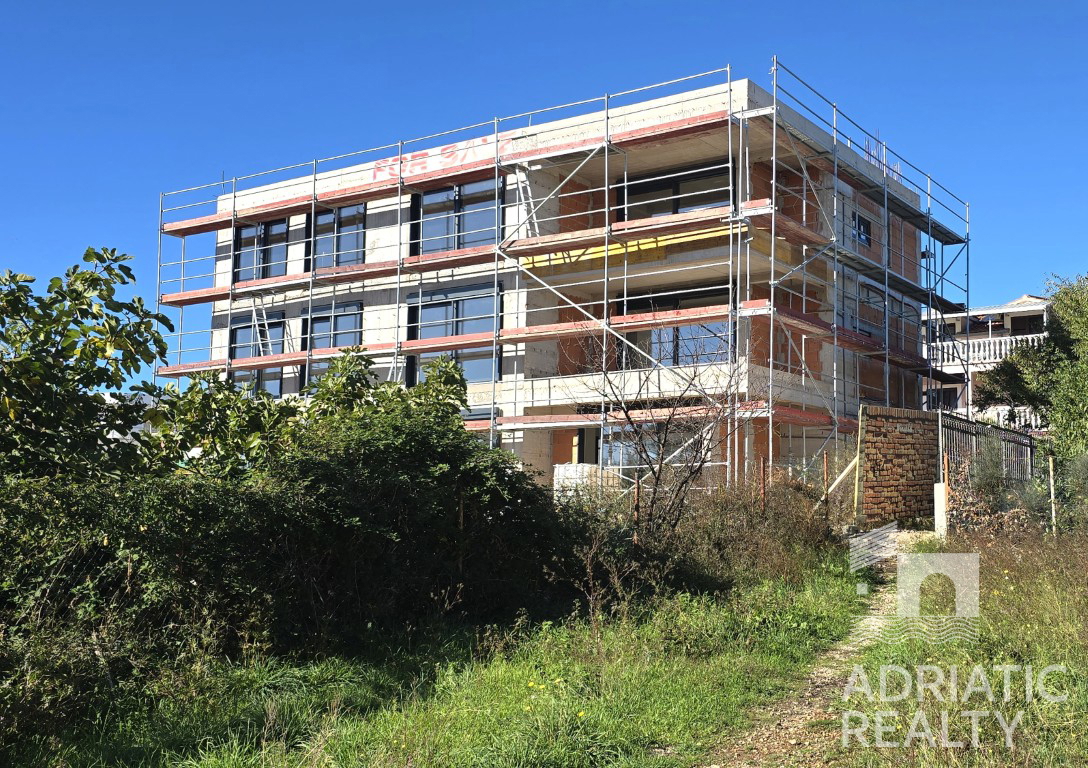 Vodice, luksuzni trisobni apartma v pritličju z vrtom, 70 m od morja