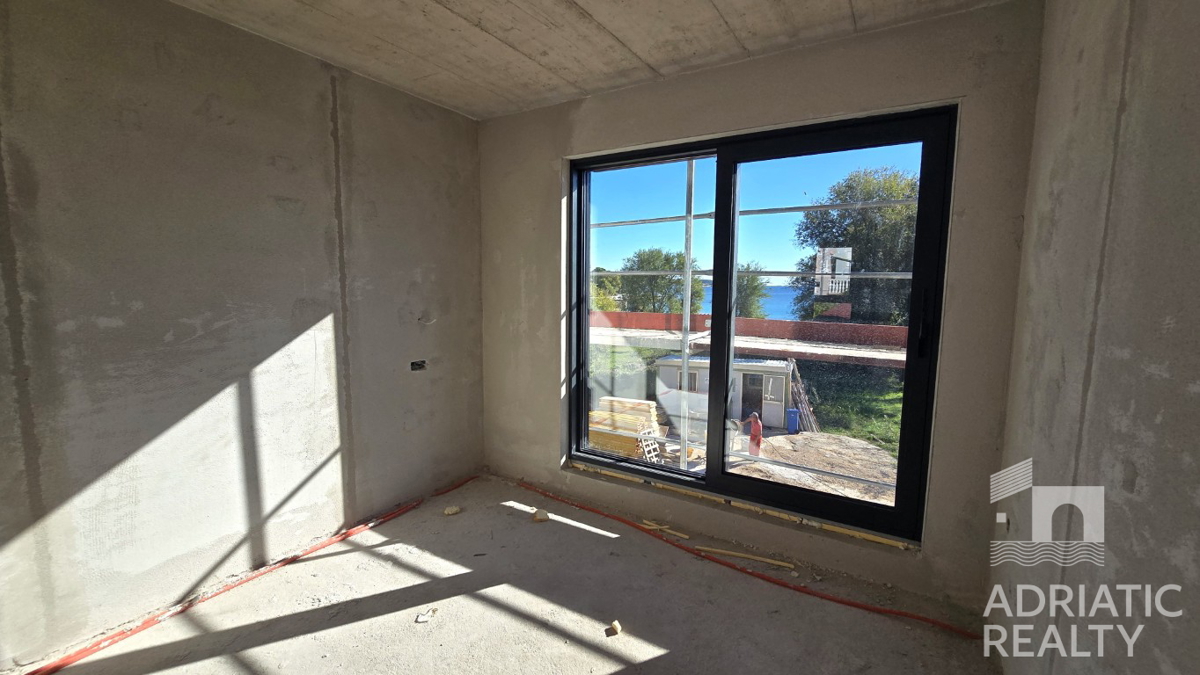 Vodice, luksuzni trisobni apartma v pritličju z vrtom, 70 m od morja