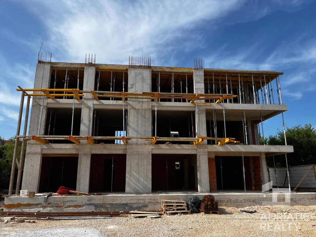 Vodice, luksuzni trisobni apartma v pritličju z vrtom, 70 m od morja
