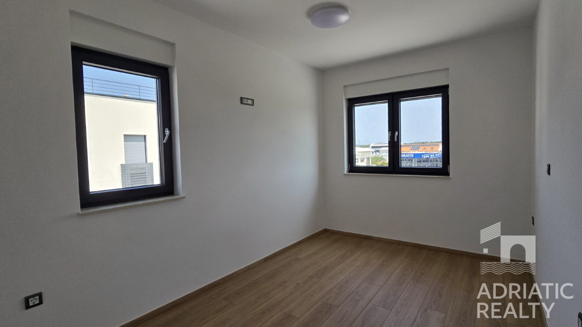 Vodice, trisobno stanovanje na prvem nadstropju novogradnje