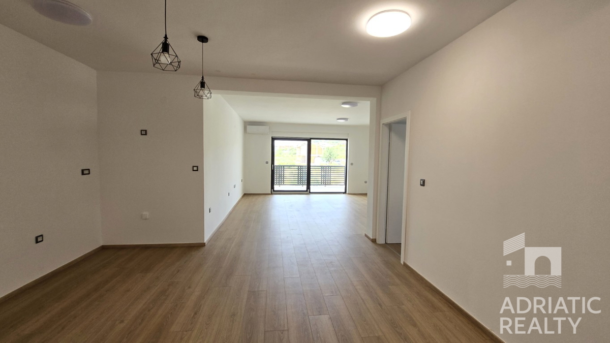 Vodice, trisobno stanovanje na prvem nadstropju novogradnje