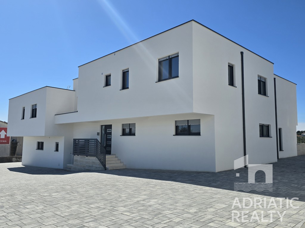 Vodice, trisobno stanovanje na prvem nadstropju novogradnje