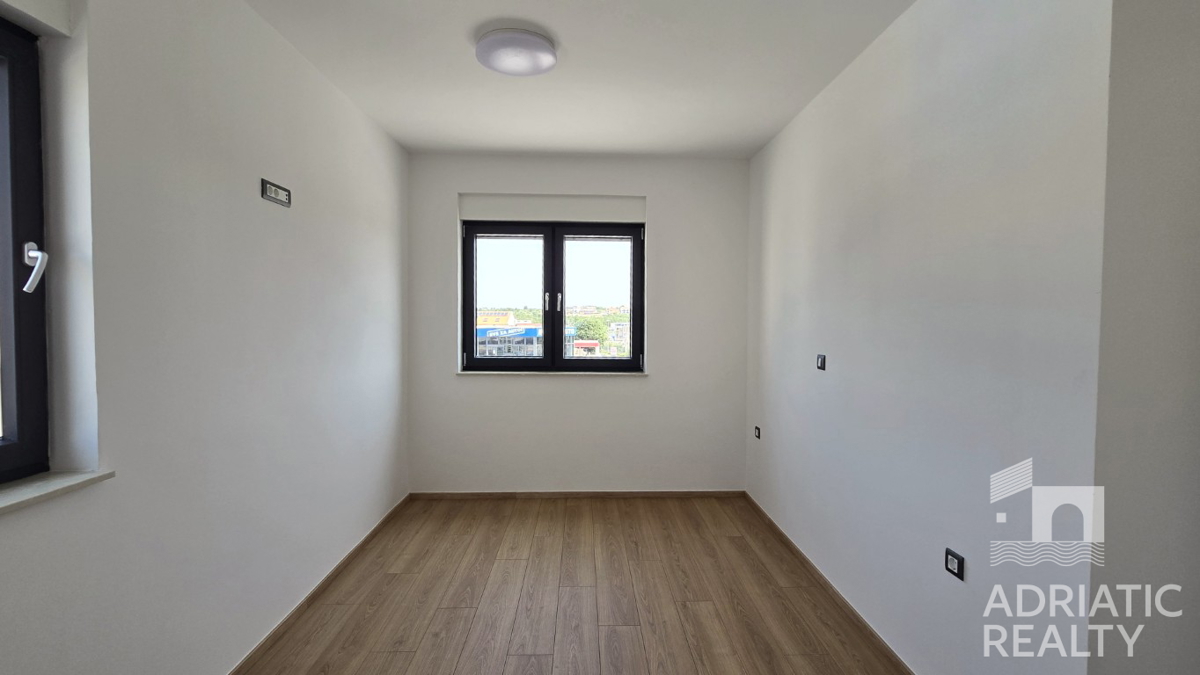 Vodice, trisobno stanovanje na prvem nadstropju novogradnje