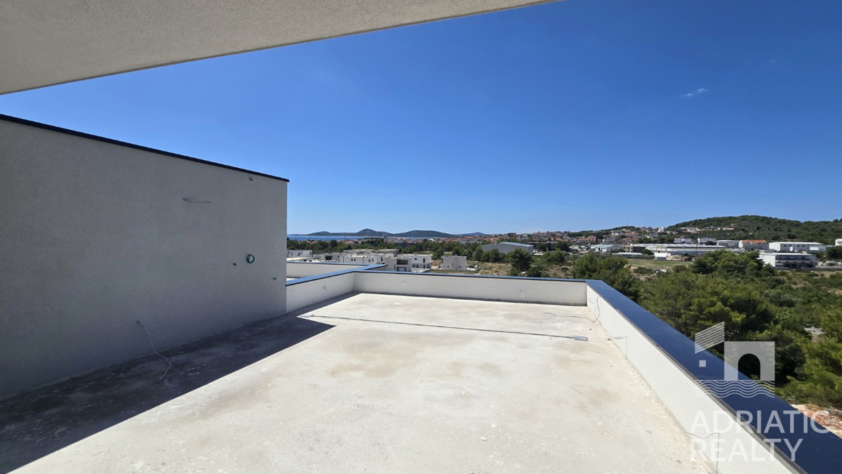 Vodice, moderni dvoetažni apartma s pogledom na morje, 110,31 m2