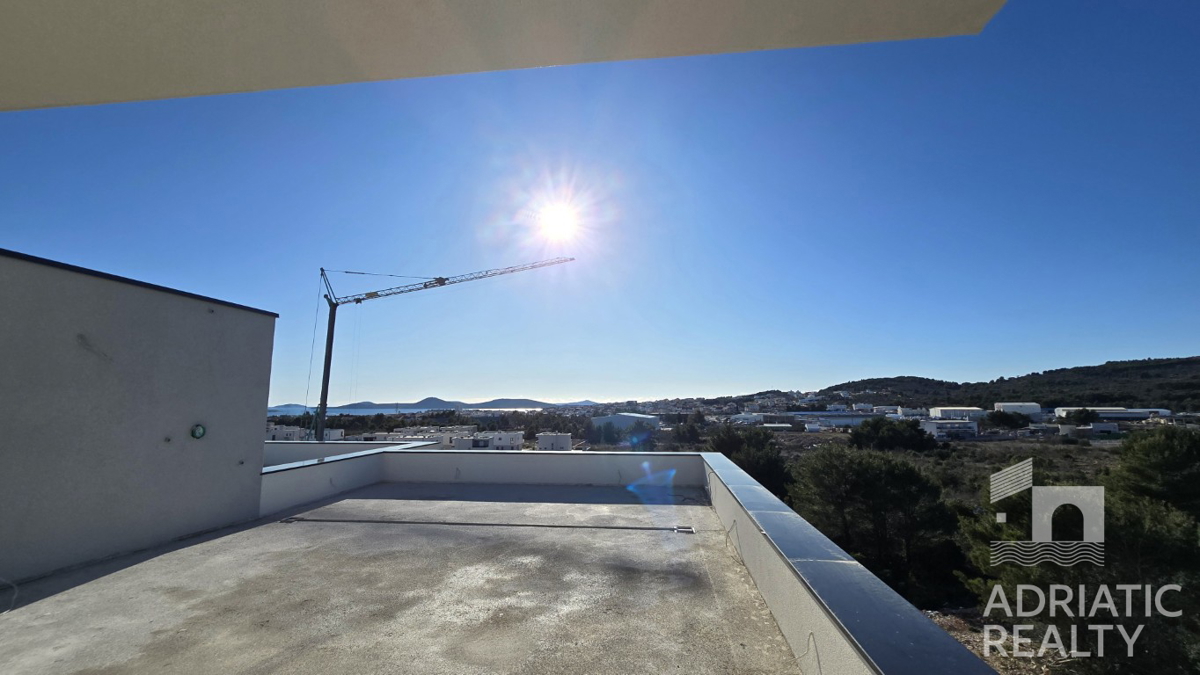 Vodice, moderni dvoetažni apartma s pogledom na morje, 110,31 m2