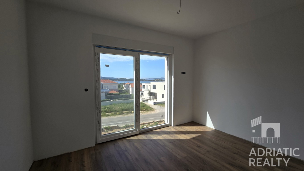 Vodice, dvojna hiša z dvema stanovanjema in bazenom, čudovit pogled na morje