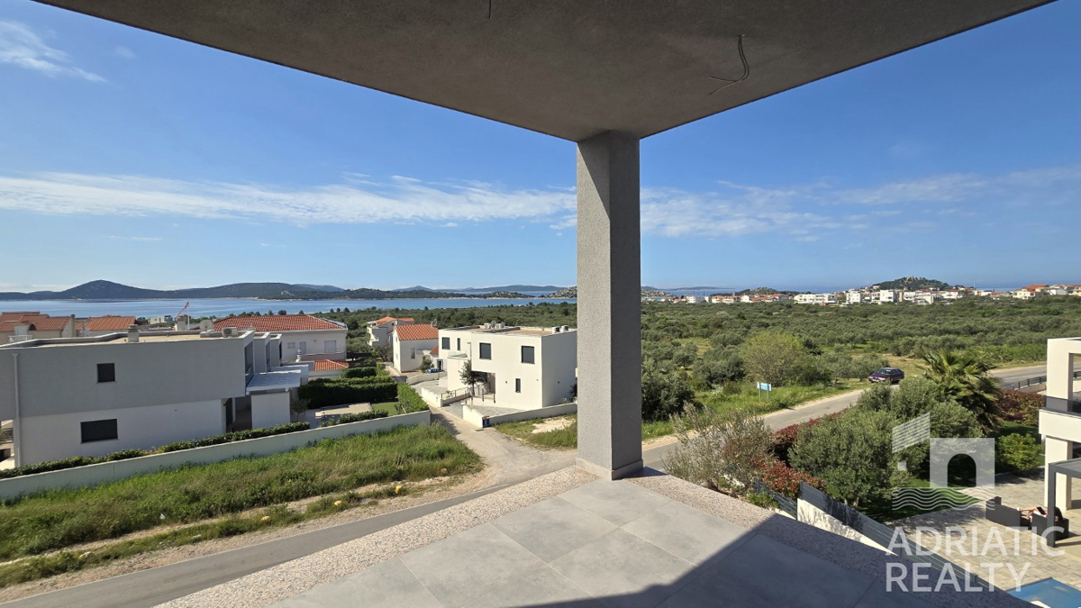 Vodice, dvojna hiša z dvema stanovanjema in bazenom, čudovit pogled na morje
