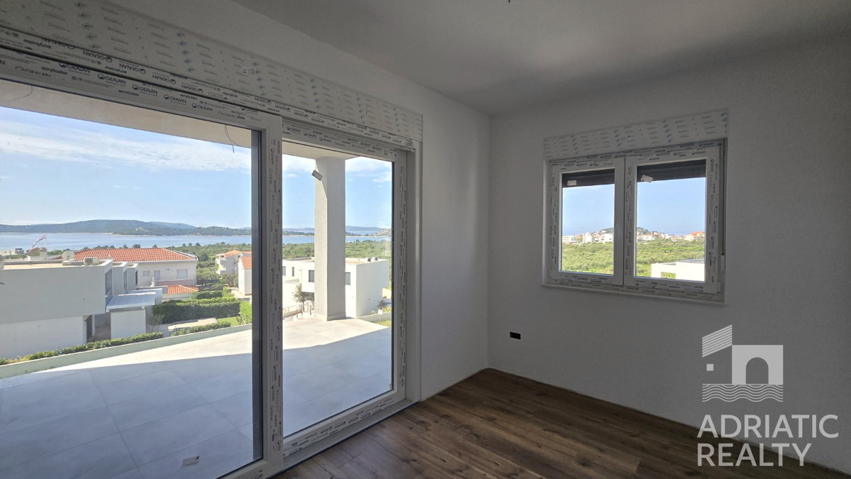 Vodice, dvojna hiša z dvema stanovanjema in bazenom, čudovit pogled na morje