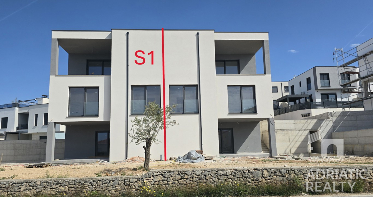 Vodice, dvojna hiša z dvema stanovanjema in bazenom, čudovit pogled na morje