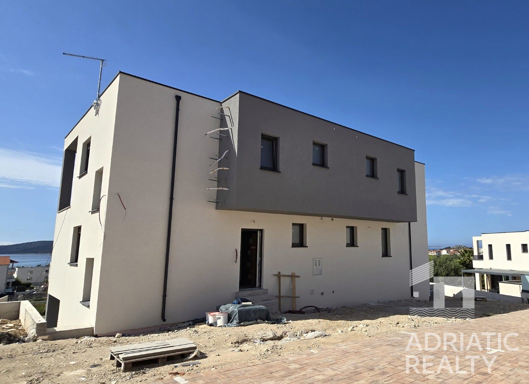 Vodice, dvojna hiša z dvema stanovanjema in bazenom, čudovit pogled na morje