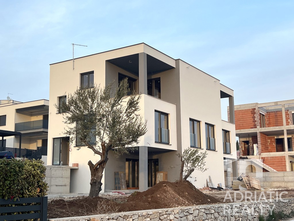 Vodice, dvojna hiša z dvema stanovanjema in bazenom, čudovit pogled na morje