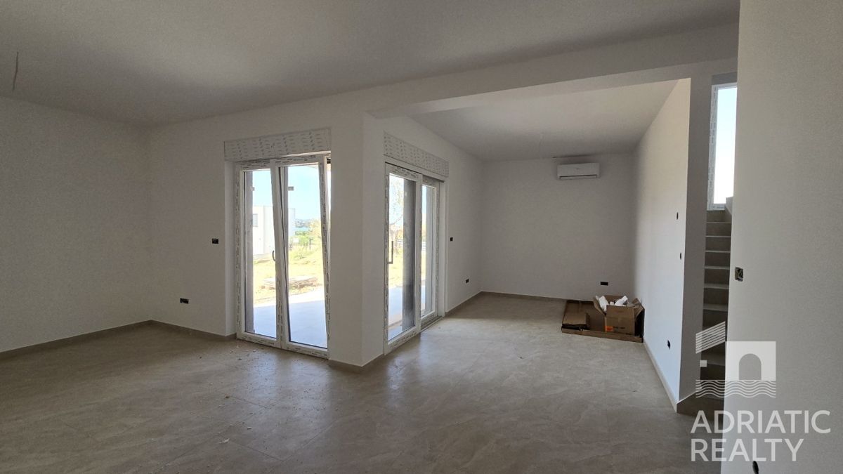 Vodice, dvojna hiša z dvema stanovanjema in bazenom, čudovit pogled na morje