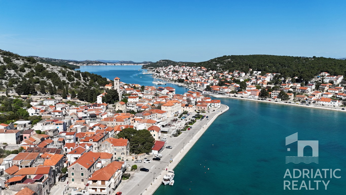 Tisno, dvonadstropno stanovanje z garažo in čudovitim pogledom na morje, 50 m od morja
