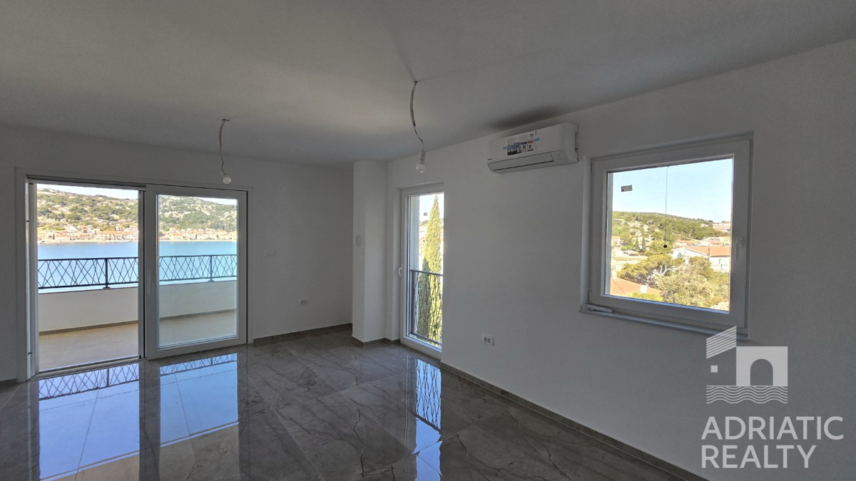 Tisno, dvonadstropno stanovanje z garažo in čudovitim pogledom na morje, 50 m od morja