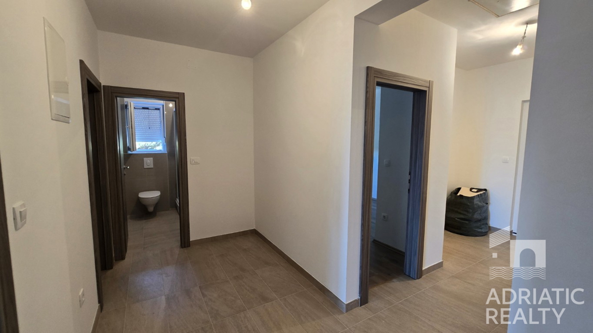 Vodice, trisobno stanovanje z zasebnim vhodom in vrtom na mirni lokaciji