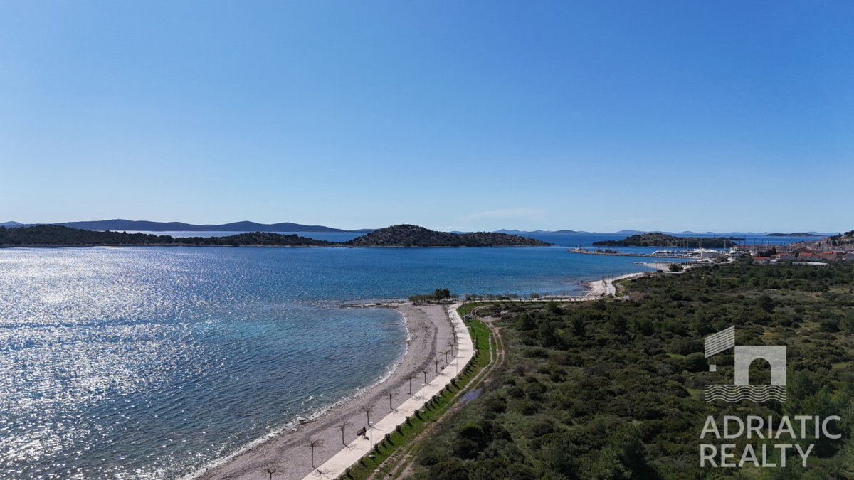 Vodice, trisobno stanovanje z zasebnim vhodom in vrtom na mirni lokaciji