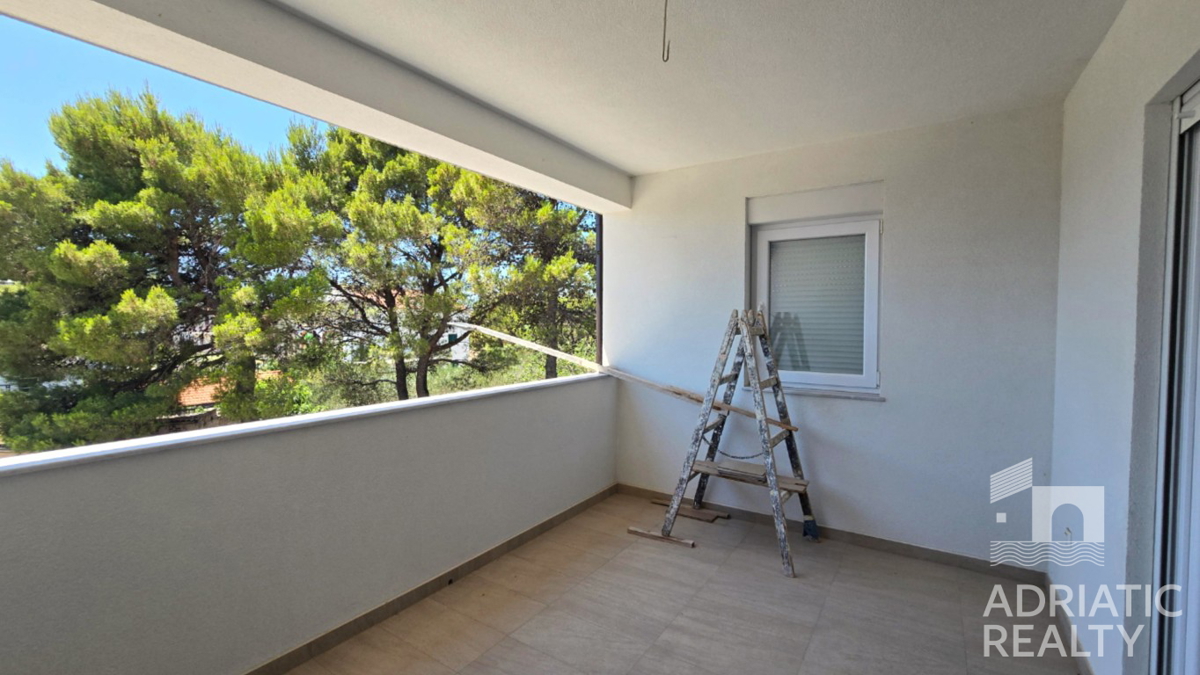 Vodice, trisobno stanovanje z zasebnim vhodom in vrtom na mirni lokaciji